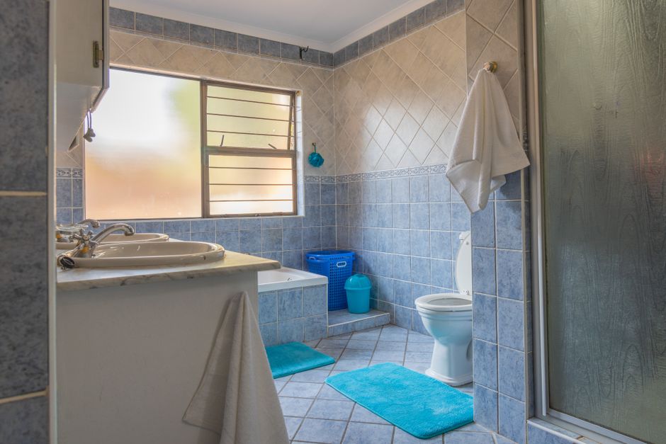 Jurong East 3-Bedroom HDB For Sale — Bathroom