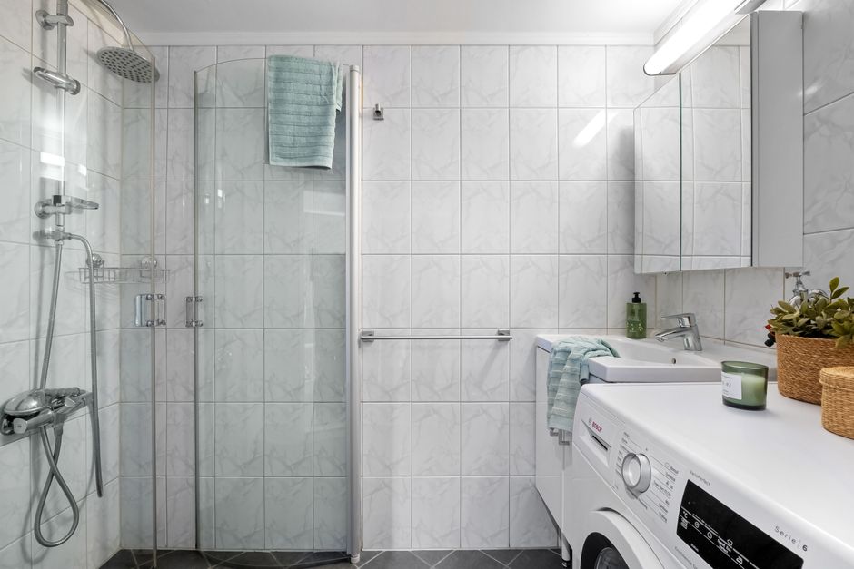 Upper Bukit Timah 2-Bedroom HDB For Sale — Bathroom