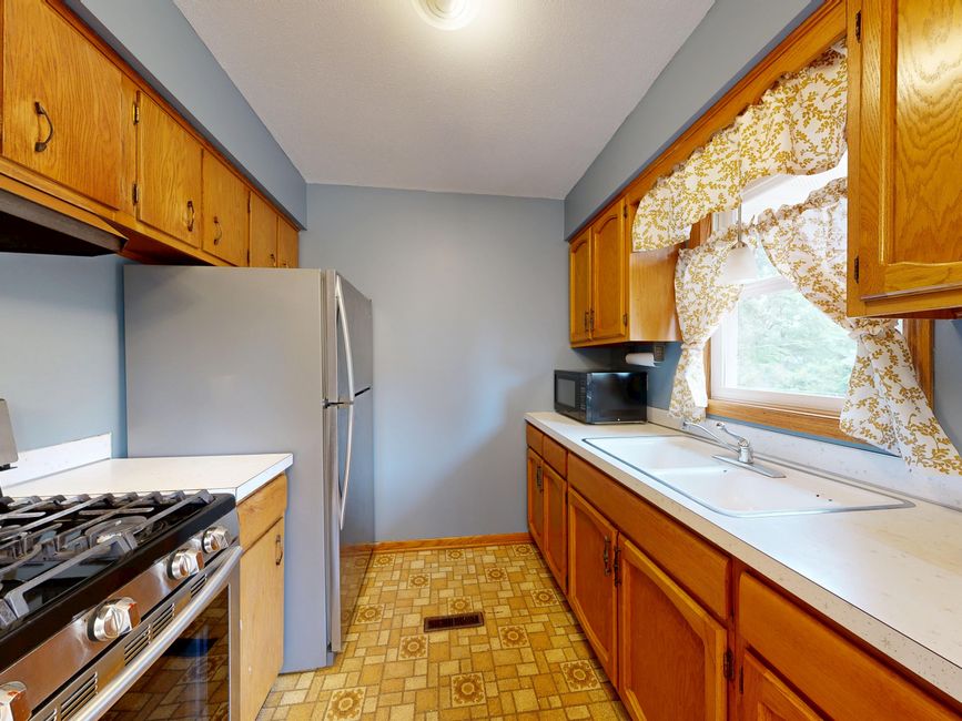 Hollancrest @ Yio Chu Kang 3-Bedroom Condominium For Sale — Kitchen