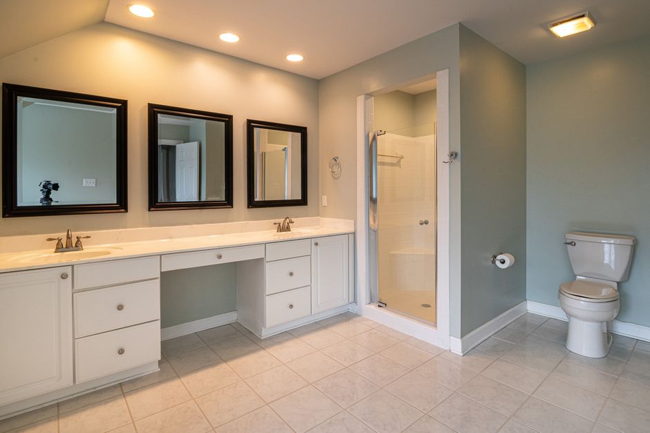 Vantage Loft 5-Bedroom Condominium For Sale — Bathroom