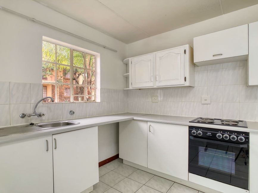 Bayshore Rivermark 1-Bedroom Condominium For Sale — Kitchen