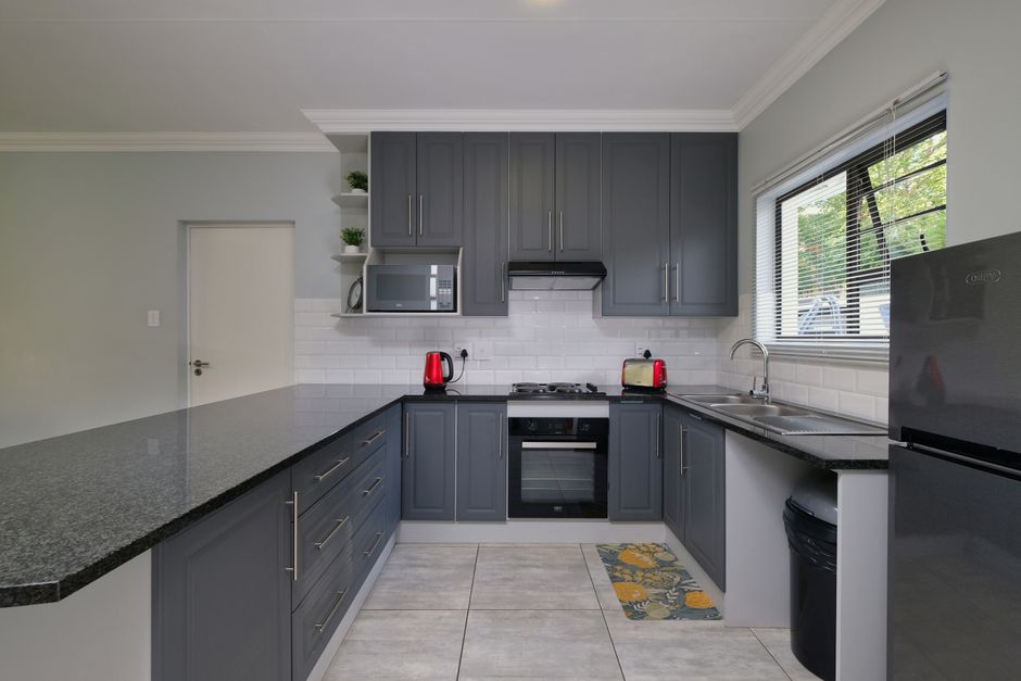 Rivermark Gardens 1-Bedroom Condominium For Sale — Kitchen