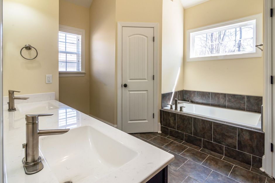 Bayshore Hollancrest 1-Bedroom Apartment For Sale — Bathroom