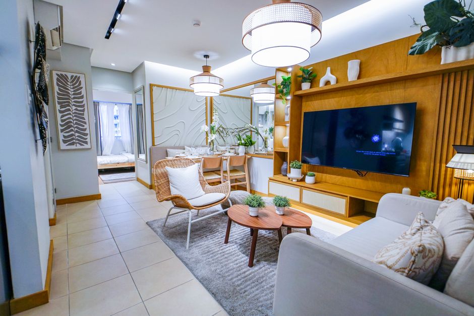 Camberly Vue 6-Bedroom Terrace For Sale — Living Room