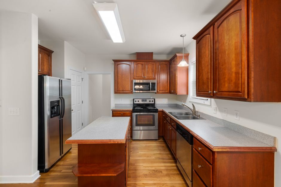 Camberly Vue 6-Bedroom Terrace For Sale — Kitchen