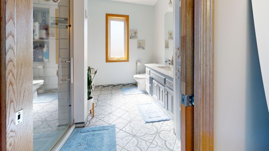 Camberly Vue 6-Bedroom Terrace For Sale — Bathroom