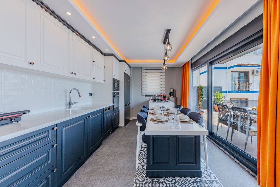 Avenue Aurelia 6-Bedroom Terrace For Sale — Kitchen