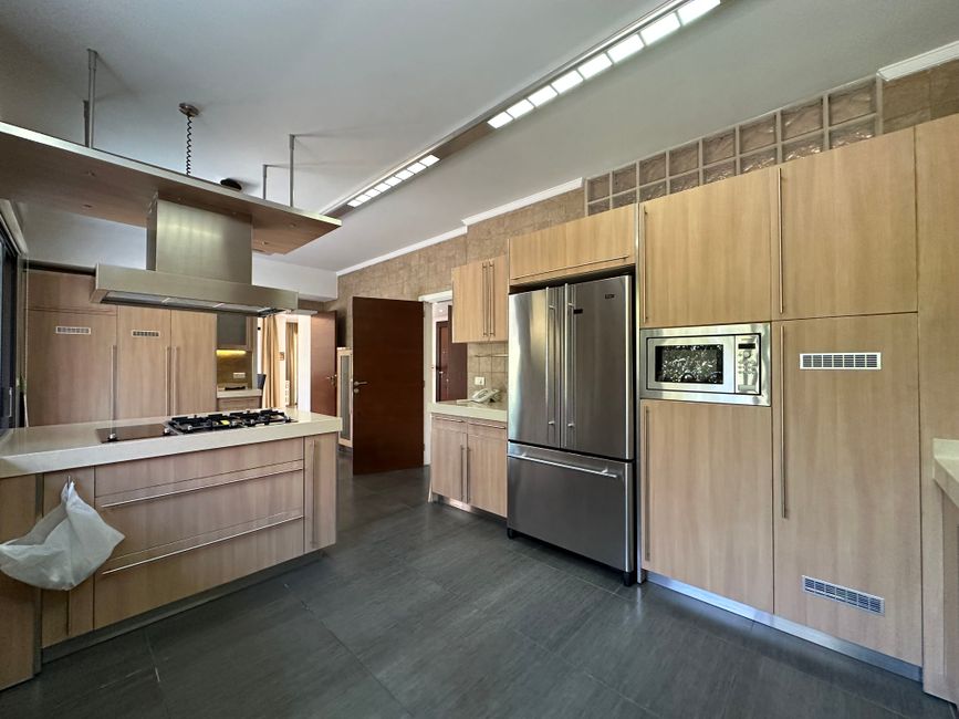 Park Camberly 6-Bedroom Terrace For Sale — Kitchen
