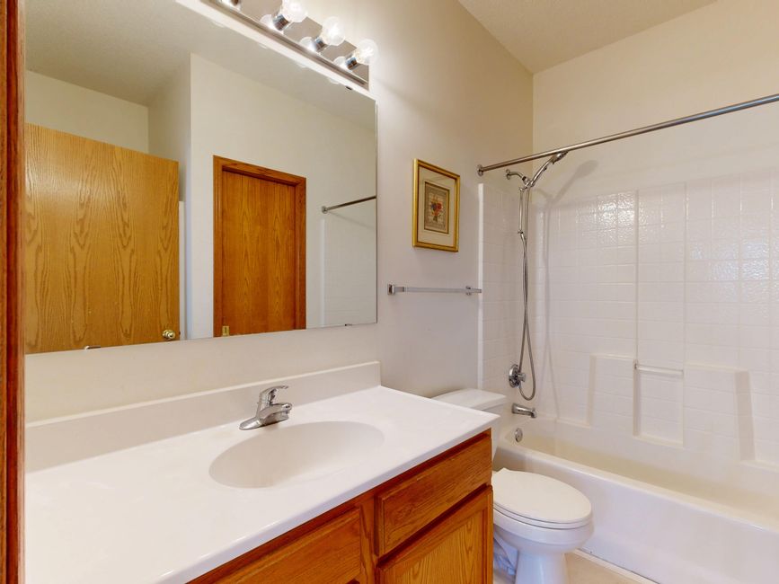 Parc Hollancrest Commercial For Sale — Bathroom