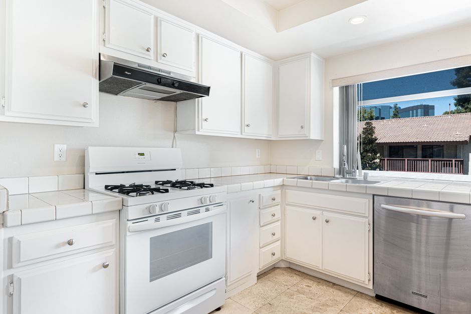 Verde Aurelia Commercial For Sale — Kitchen