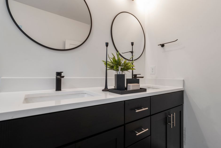 Verde Aurelia Commercial For Sale — Bathroom